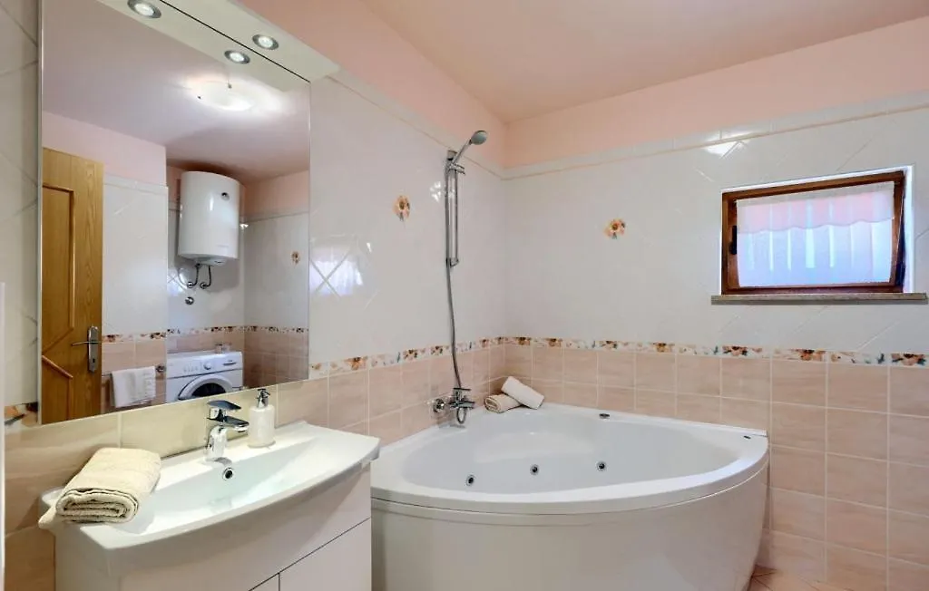 Beautiful Villa Vista Mare With Pool In ヴィジナダ